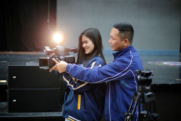 Sinh viên được giới thiệu về công tác quay phim trong buổi tham quan, trải nghiệm thực tế tại TTV. Ảnh: HDU