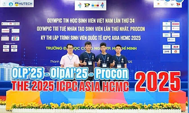 Sinh viên Công nghệ thông tin tham gia cuộc thi Olympic Tin học lần thứ 34. Ảnh: HDU