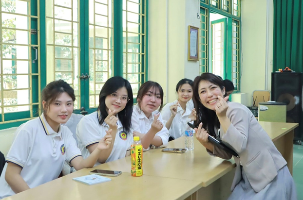 Ảnh lưu niệm giữa sinh viên TTĐPT cùng đại diện Hiệp hội COBOL Consortium (Nhật Bản). Ảnh: HDU