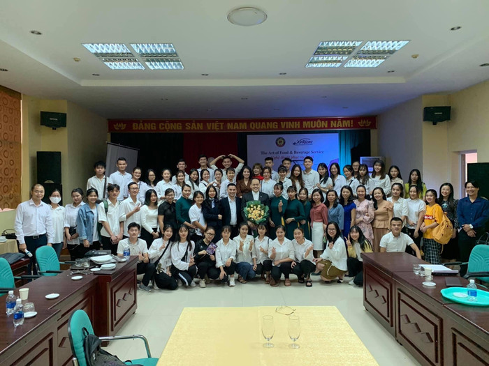 Sinh viên ngành Du lịch tham dự chương trình Nghệ thuật phục vụ F&B. Sinh viên ngành Du lịch tham dự chương trình Nghệ thuật phục vụ F&B.