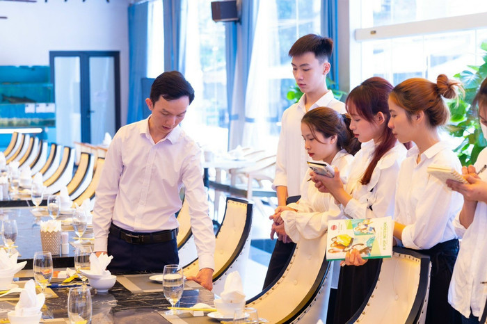 Chuyên gia trong lĩnh vực nhà hàng, khách sạn chia sẻ kinh nghiệm thực hành nghề với sinh viên Trường Đại học Hồng Đức. Chuyên gia trong lĩnh vực nhà hàng, khách sạn chia sẻ kinh nghiệm thực hành nghề với sinh viên Trường Đại học Hồng Đức.