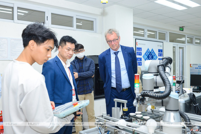 Đại diện tổ chức HCERES tham quan phòng thí nghiệm Đại học Bách khoa Hà Nội (tháng 11/2023). Ảnh: HUST