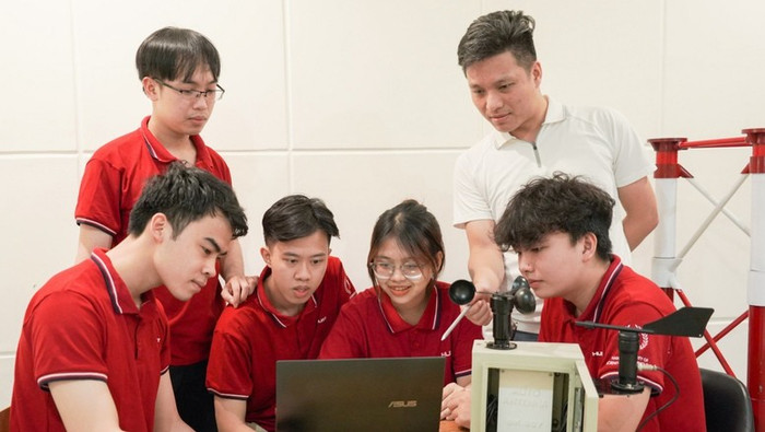 Giảng viên và sinh viên Đại học Bách khoa Hà Nội. Ảnh: HUST