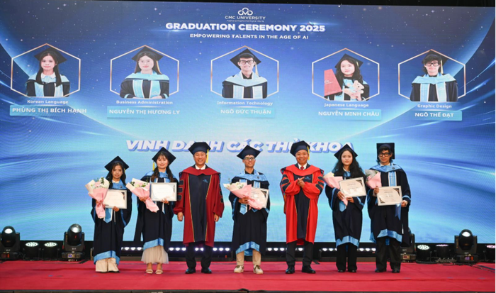 Trường Đại học CMC vinh danh 5 thủ khoa các ngành trong lễ tốt nghiệp