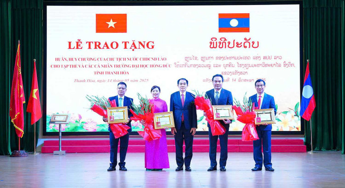 Đồng chí Khăm Pheng Xay Sổm Pheng – Ủy viên Ban Chấp hành Trung ương Đảng Nhân dân Cách mạng Lào, Bí thư Tỉnh ủy, Tỉnh trưởng tỉnh Hủa Phăn trao Huy chương Lao động cho các cá nhân: Phó Giáo sư, Tiến sĩ Đậu Bá Thìn - Phó Hiệu trưởng; Phó Giáo sư, Tiến sĩ Mai Văn Tùng - Trưởng khoa Khoa học Xã hội; Tiến sĩ Trịnh Thị Thơm - Phó Trưởng phòng Quản lý Khoa học, Công nghệ và Hợp tác quốc tế; Tiến sĩ Hoàng Đình Hải - Phó Trưởng khoa Khoa học Tự nhiên. Đồng chí Khăm Pheng Xay Sổm Pheng – Ủy viên Ban Chấp hành Trung ương Đảng Nhân dân Cách mạng Lào, Bí thư Tỉnh ủy, Tỉnh trưởng tỉnh Hủa Phăn trao Huy chương Lao động cho các cá nhân: Phó Giáo sư, Tiến sĩ Đậu Bá Thìn - Phó Hiệu trưởng; Phó Giáo sư, Tiến sĩ Mai Văn Tùng - Trưởng khoa Khoa học Xã hội; Tiến sĩ Trịnh Thị Thơm - Phó Trưởng phòng Quản lý Khoa học, Công nghệ và Hợp tác quốc tế; Tiến sĩ Hoàng Đình Hải - Phó Trưởng khoa Khoa học Tự nhiên.