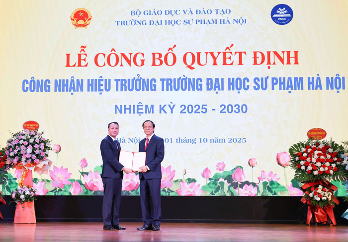Thứ trưởng Thường trực Bộ Giáo dục và Đào tạo Phạm Ngọc Thưởng trao Quyết định công nhận Hiệu trưởng Trường Đại học Sư phạm Hà Nội nhiệm kỳ 2025 - 2030 cho Phó Giáo sư, Tiến sĩ Nguyễn Đức Sơn. Ảnh: Thanh Tùng z7069518657132-381f04860109fc6677f1c886f84c2efc.jpg