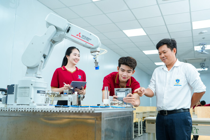 Ảnh minh hoạ: Giảng viên và sinh viên Trường Đại học Nguyễn Tất Thành