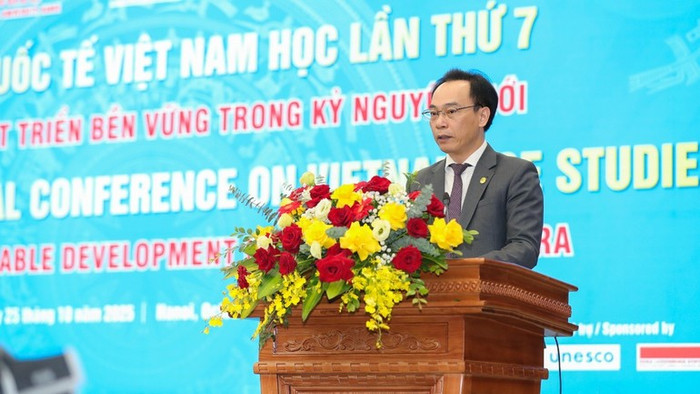 Phó Giáo sư, Tiến sĩ Hoàng Minh Sơn, Giám đốc Đại học Quốc gia Hà Nội phát biểu khai mạc. Phó Giáo sư, Tiến sĩ Hoàng Minh Sơn, Giám đốc Đại học Quốc gia Hà Nội phát biểu khai mạc.