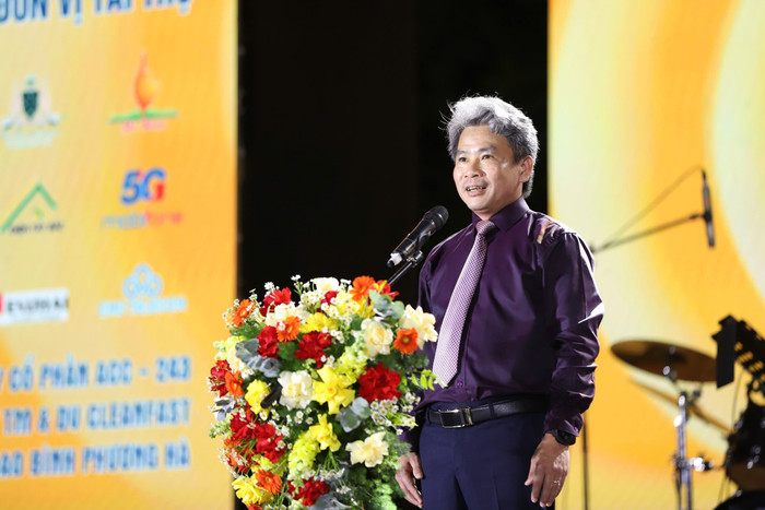 Phó Giáo sư, Tiến sĩ Võ Văn Minh, Hiệu trưởng Nhà trường phát biểu khai khóa. a2fd74c1774dfd13a45c.jpg