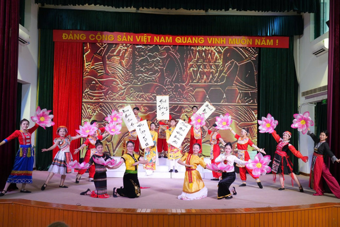 Phần thi Tài năng của đội thi đến từ Trường Đại học Ngoại ngữ - Đại học Đà Nẵng. Phần thi Tài năng của đội thi đến từ Trường Đại học Ngoại ngữ - Đại học Đà Nẵng.