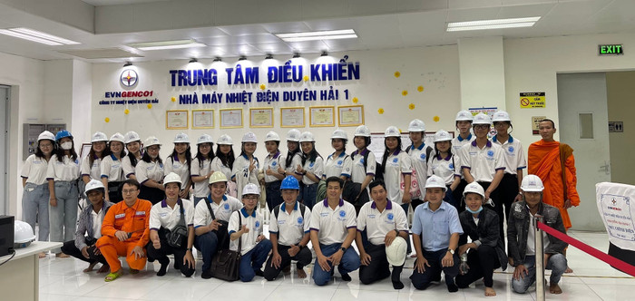 Chuyến tham quan thực tế Nhà máy Nhiệt điện Duyên Hải của thầy cô và học viên lớp tiếng Anh hướng nghiệp EnglishWorks! (tháng 3/2023). Ảnh: Trường Đại học Trà Vinh 480153591-1086255589968999-6486586575941442911-n.jpg