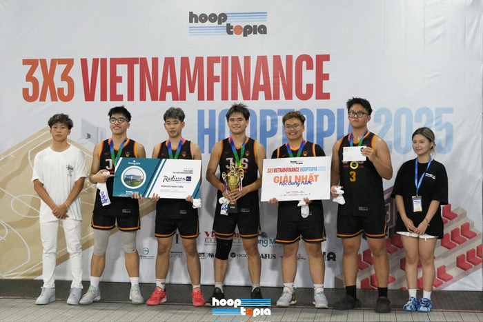 Niềm vui vỡ òa của các chàng trai JIS khi đăng quang ngôi vô địch 3x3 HoopTopia 2025 Niềm vui vỡ òa của các chàng trai JIS khi đăng quang ngôi vô địch 3x3 HoopTopia 2025
