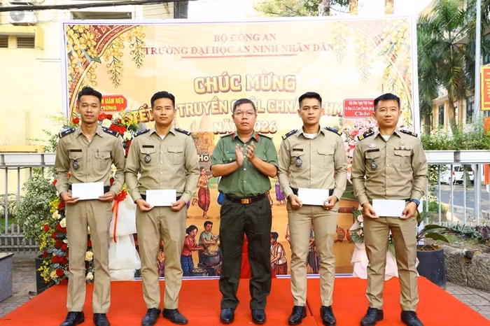 Ban Giám hiệu Trường Đại học An ninh nhân dân tặng quà chúc mừng năm mới học viênCampuchia đang học tập tại nhà trường. Ảnh: Trường Đại học An ninh nhân dân