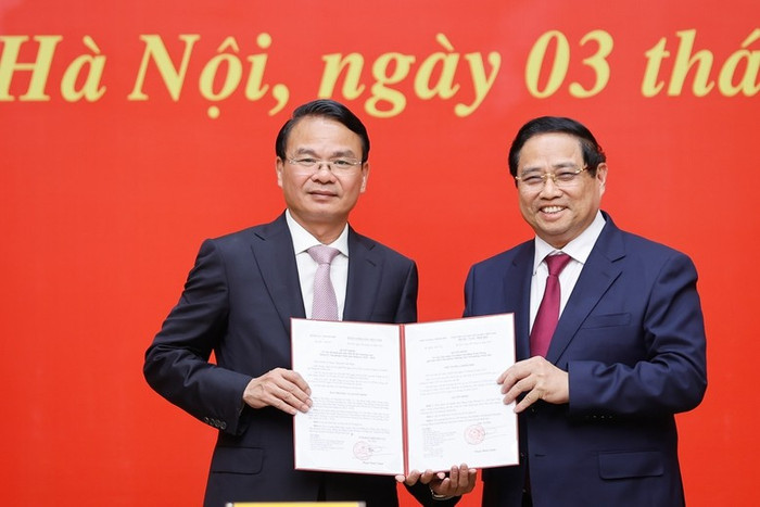 Thủ tướng trao quyết định điều động, bổ nhiệm cho đồng chí Đặng Xuân Phong - Ảnh: VGP/Nhật Bắc