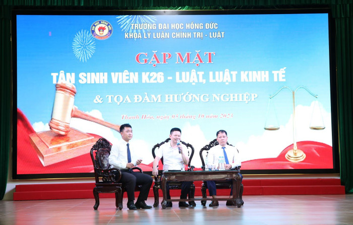 Luật sư Trịnh Ngọc Ninh - Chủ nhiệm Đoàn Luật sư tỉnh Thanh Hoá và Tiến sĩ Lê Văn Minh - Trưởng khoa Khoa Lý luận chính trị - Luật, Trường Đại học Hồng Đức giao lưu với sinh viên Luật sư Trịnh Ngọc Ninh - Chủ nhiệm Đoàn Luật sư tỉnh Thanh Hoá và Tiến sĩ Lê Văn Minh - Trưởng khoa Khoa Lý luận chính trị - Luật, Trường Đại học Hồng Đức giao lưu với sinh viên