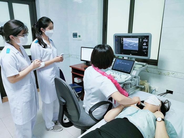 Sinh viên ngành Điều dưỡng Trường Đại học Hùng Vương trong khoa học tập thực tế tại bệnh viện trên địa bàn tỉnh Phú Thọ. Ảnh: website nhà trường