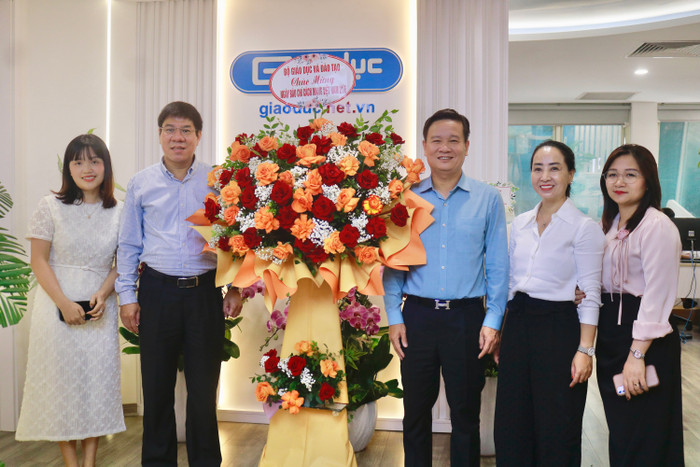 Đoàn cán bộ Bộ Giáo dục và Đào tạo đến thăm và gửi lãng hoa chúc mừng Tạp chí nhân Ngày Báo chí cách mạng Việt Nam 21/6. mg-9031.jpg