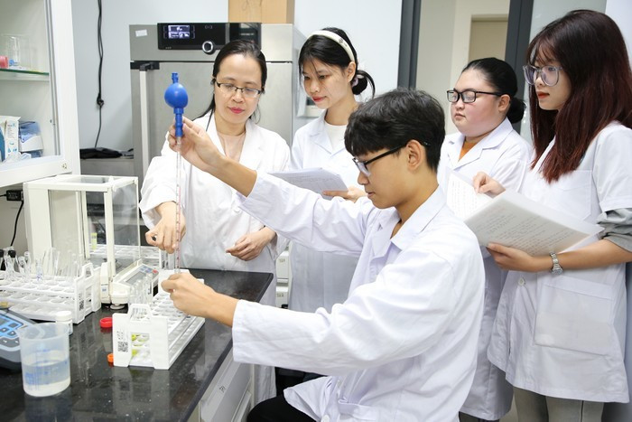 Sinh viên Trường Đại học Công nghệ (Đại học Quốc gia Hà Nội) trong tiết thực hành. Ảnh: UET Sinh viên Trường Đại học Công nghệ (Đại học Quốc gia Hà Nội) trong tiết thực hành. Ảnh: UET