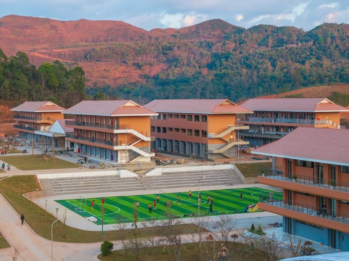 Trường phổ thông nội trú cấp tiểu học và trung học cơ sở Si Pa Phìn (tỉnh Điện Biên) là ngôi trường đầu tiên trong chương trình xây dựng 248 trường phổ thông nội trú liên cấp tại 248 xã biên giới đất liền. Ảnh: VGP