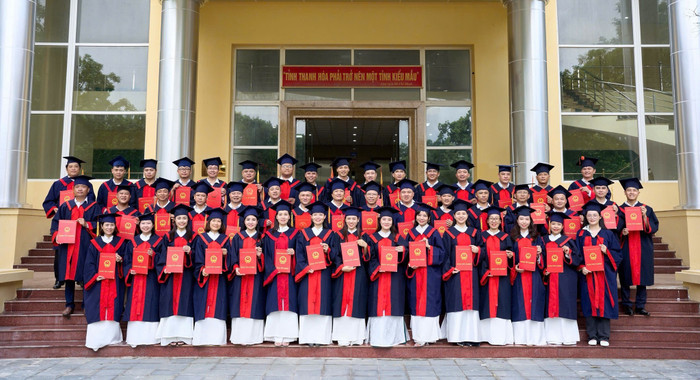 Sinh viên khoa Lý luận Chính trị - Luật, Trường Đại học Hồng Đức nhận bằng tốt nghiệp năm 2025. Ảnh: HDU 514294265-1054040343378953-5382193142879118851-n.jpg