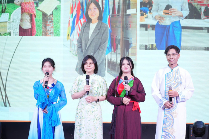 Phần thi hùng biện của đội thi UED phát triển của Trường Đại học Sư phạm - Đại học Đà Nẵng. Phần thi hùng biện của đội thi UED phát triển của Trường Đại học Sư phạm - Đại học Đà Nẵng.