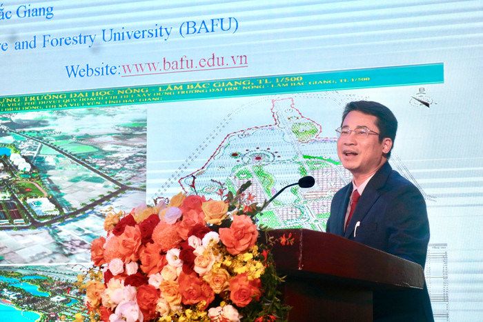 Giáo sư, Tiến sĩ Phạm Bảo Dương, Hiệu trưởng Trường Đại học Nông - Lâm Bắc Giang trình bày tham luận tại hội thảo. Ảnh: Doãn Nhàn mg-0765.jpg
