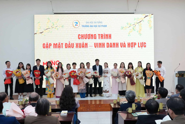 Nhà trường chào đón 17 thầy cô là tiến sĩ, phó giáo sư từ các đơn vị khác chuyển đến công tác.