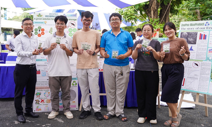 Phó Giáo sư, Tiến sĩ Nguyễn Quang Long cùng nhóm sinh viên phát triển hạt đuổi mọt gạo giới thiệu sản phẩm tại Bach Khoa Innovation 2025. Ảnh: NVCC thay-long-va-nhom.jpg