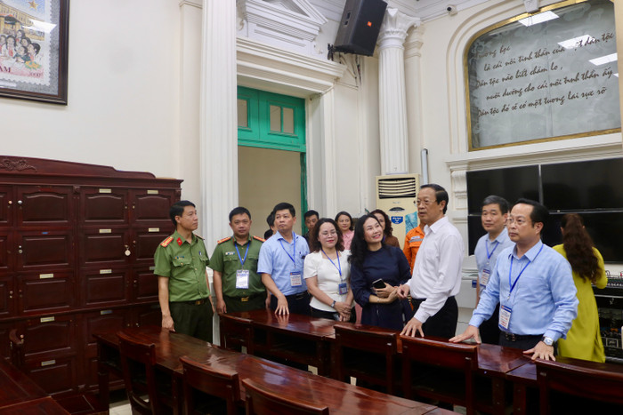 Đoàn công tác kiểm tra khu vực phòng thi. Ảnh: Doãn Nhàn img-9313.jpg