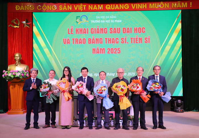 Lãnh đạo Trường Đại học Sư phạm – Đại học Đà Nẵng tặng hoa tri ân các giảng viên, nhà khoa học hướng dẫn nghiên cứu sinh. Lãnh đạo Trường Đại học Sư phạm – Đại học Đà Nẵng tặng hoa tri ân các giảng viên, nhà khoa học hướng dẫn nghiên cứu sinh.
