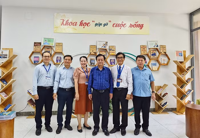 Giảng viên Trường Đại học Tiền Giang chụp ảnh lưu niệm cùng ông Lê Minh Hoan - nguyên Ủy viên Ban Chấp hành Trung ương Đảng, nguyên Phó Chủ tịch Quốc hội nước Cộng hòa xã hội chủ nghĩa Việt Nam, nguyên Bộ trưởng Bộ Nông nghiệp và Phát triển Nông thôn.