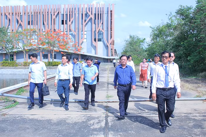Ông Lê Minh Hoan cùng đoàn công tác tham quan trực tiếp Trường Đại học Tiền Giang.