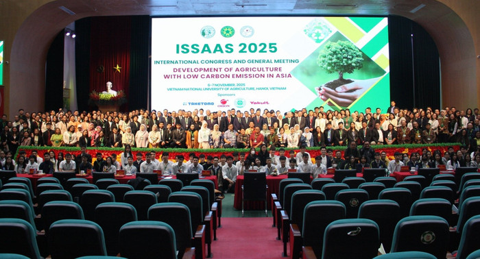 Trong khuôn khổ Lễ khai mạc Hội nghị Quốc tế và Đại hội thường niên ISSAAS 2025, tại Học viện Nông nghiệp Việt Nam, Hiệp hội Khoa học Nông nghiệp Đông Nam Á (ISSAAS) đã trao Giải thưởng ISSAAS Matsuda 2025 cho Giáo sư Trần Đức Viên. Hình ảnh Hội thảo quốc tế ISSAAS 2025