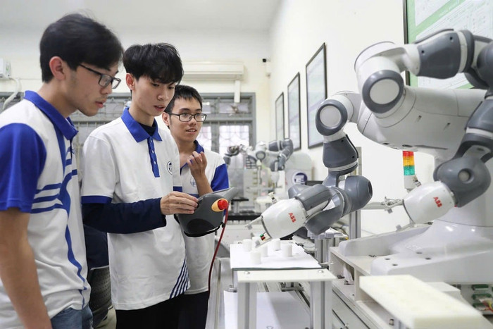 Sinh viên Trường đại học Công nghệ, Đại học Quốc gia Hà Nội trong giờ học thực hành. Ảnh: UET