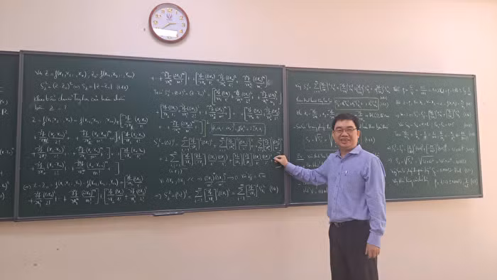 Phó Giáo sư, Tiến sĩ Nguyễn Tấn Dũng trao đổi chuyên môn cùng học viên sau đại học. Ảnh: NVCC
