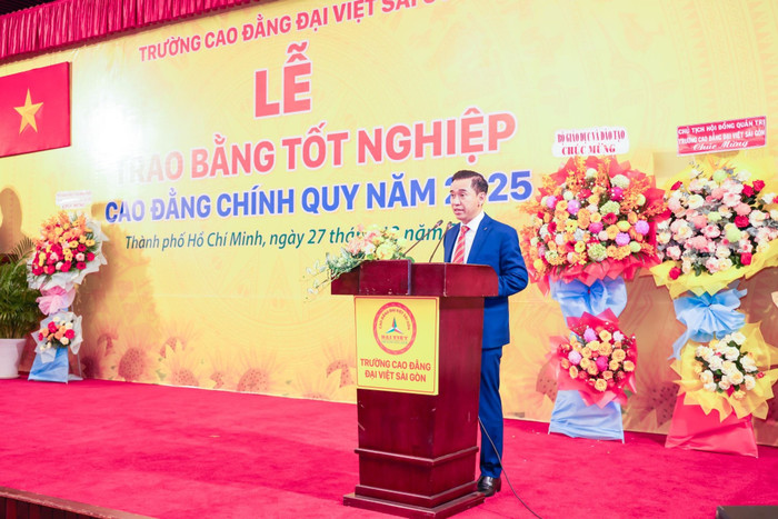 Tiến sĩ Lê Lâm - Chủ tịch Hội đồng Quản trị Hệ thống Giáo dục Đại Việt, Hiệu trưởng Trường Cao đẳng Đại Việt Sài Gòn phát biểu tại buổi lễ.