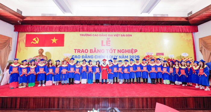 Tiến sĩ Lê Lâm - Chủ tịch Hội đồng Quản trị Hệ thống Giáo dục Đại Việt, Hiệu trưởng Trường Cao đẳng Đại Việt Sài Gòn trao bằng tốt nghiệp cho các tân khoa.