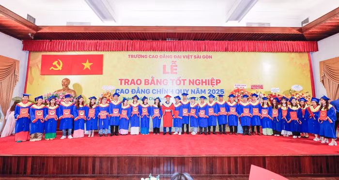 Tiến sĩ Lê Lâm - Chủ tịch Hội đồng Quản trị Hệ thống Giáo dục Đại Việt, Hiệu trưởng Trường Cao đẳng Đại Việt Sài Gòn trao bằng tốt nghiệp cho các tân khoa.