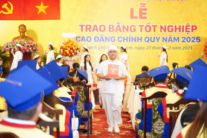Nghi thức Tuyên thệ khối ngành Y nhắc nhở các tân khoa về y đức và sứ mệnh “Lương y như từ mẫu” trước khi hành nghề.