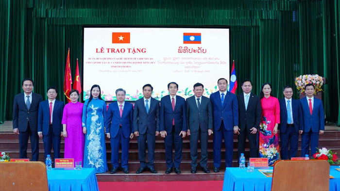 Đồng chí Nguyễn Doãn Anh - Uỷ viên Ban Chấp hành Trung ương Đảng Cộng sản Việt Nam, Bí thư Tỉnh ủy tỉnh Thanh Hoá và đồng chí Khăm Pheng Xay Sổm Pheng - Ủy viên Ban Chấp hành Trung ương Đảng Nhân dân Cách mạng Lào, Bí thư Tỉnh ủy, Tỉnh trưởng tỉnh Hủa Phăn cùng các đồng chí Lãnh đào Nhà trường chụp ảnh tại Lễ trao tặng. Đồng chí Nguyễn Doãn Anh - Uỷ viên Ban Chấp hành Trung ương Đảng Cộng sản Việt Nam, Bí thư Tỉnh ủy tỉnh Thanh Hoá và đồng chí Khăm Pheng Xay Sổm Pheng - Ủy viên Ban Chấp hành Trung ương Đảng Nhân dân Cách mạng Lào, Bí thư Tỉnh ủy, Tỉnh trưởng tỉnh Hủa Phăn cùng các đồng chí Lãnh đào Nhà trường chụp ảnh tại Lễ trao tặng.