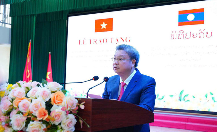 Phó Giáo sư, Tiến sĩ Bùi Văn Dũng - Hiệu trưởng Trường Đại học Hồng Đức phát biểu tại Lễ trao tặng. Phó Giáo sư, Tiến sĩ Bùi Văn Dũng - Hiệu trưởng Trường Đại học Hồng Đức phát biểu tại Lễ trao tặng.