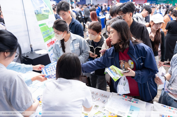 Ngày hội việc làm - Phenikaa Career Fair 2026 diễn ra với sự tham gia của 73 doanh nghiệp trong và ngoài nước, mang đến hơn 5.000 cơ hội việc làm và thực tập cho sinh viên, thu hút hơn 9000 sinh viên tham dự.
