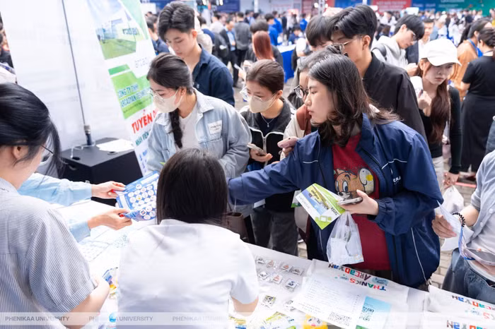 Ngày hội việc làm - Phenikaa Career Fair 2026 diễn ra với sự tham gia của 73 doanh nghiệp trong và ngoài nước, mang đến hơn 5.000 cơ hội việc làm và thực tập cho sinh viên, thu hút hơn 9000 sinh viên tham dự.