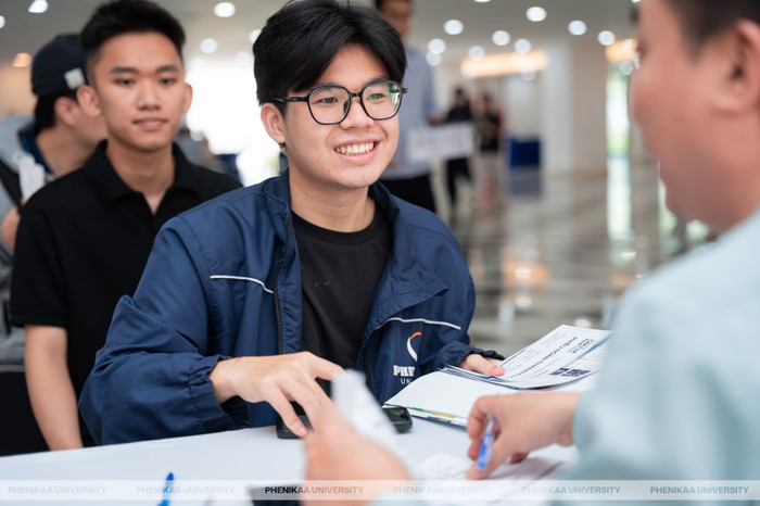 Tại khu vực phỏng vấn nhanh, nhiều sinh viên tham gia các cuộc trao đổi trực tiếp với doanh nghiệp, mỗi lượt kéo dài khoảng 10 phút.