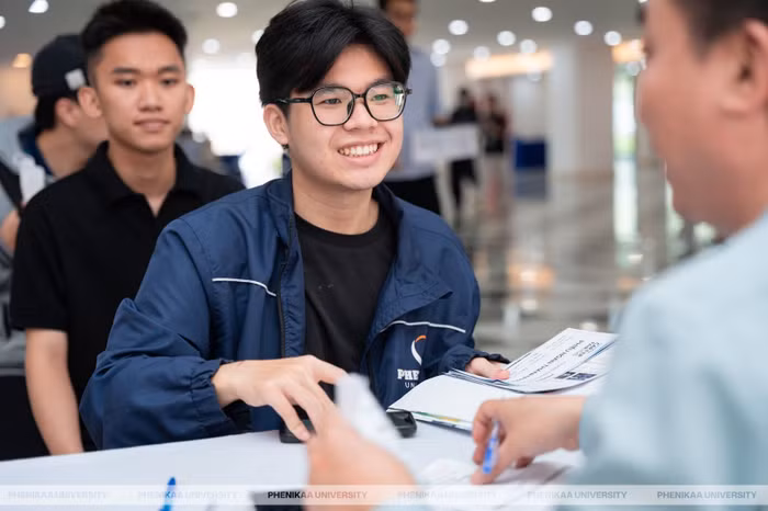 Tại khu vực phỏng vấn nhanh, nhiều sinh viên tham gia các cuộc trao đổi trực tiếp với doanh nghiệp, mỗi lượt kéo dài khoảng 10 phút.