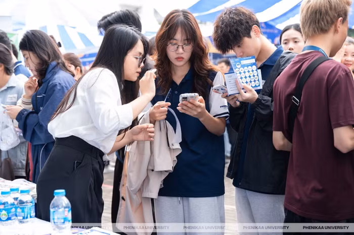 Kết thúc ngày hội, nhiều sinh viên vẫn nán lại khu vực gian hàng để tiếp tục trao đổi hoặc hoàn thiện hồ sơ.