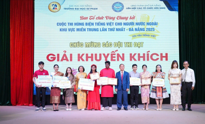Ban tổ chức trao giai cho các đội thi đạt giải Khuyến khích. 3-cac-giai-khuyen-khich-7396.jpg