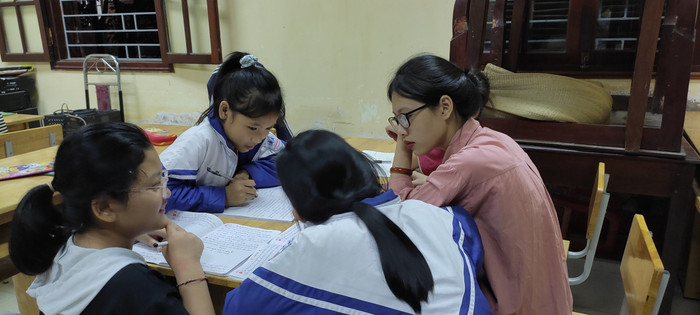 Sinh viên Trường Đại học Hồng Đức làm tình nguyện viên Câu lạc bộ dạy phụ đạo cho các em Làng trẻ SOS Thanh Hoá. Ảnh: HDU Sinh viên Trường Đại học Hồng Đức làm tình nguyện viên Câu lạc bộ dạy phụ đạo cho các em Làng trẻ SOS Thanh Hoá. Ảnh: HDU