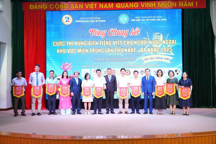 Ban tổ chức Cuộc thi tặng cờ lưu niệm cho các đội thi lọt vào vòng chung kết. Ban tổ chức Cuộc thi tặng cờ lưu niệm cho các đội thi lọt vào vòng chung kết.