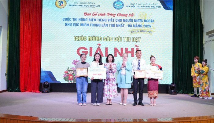 02 giải Nhì thuộc về các đội thi đến từ Trường Cao đẳng Huế và Trường Đại học Quảng Nam. 5-giai-nhi-6946.jpg